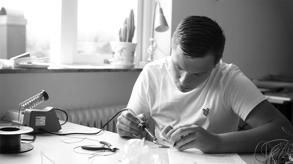 Elev löder elektronik vid arbetsbänk på FAMN — praktiskt arbete som del av behandlingen
