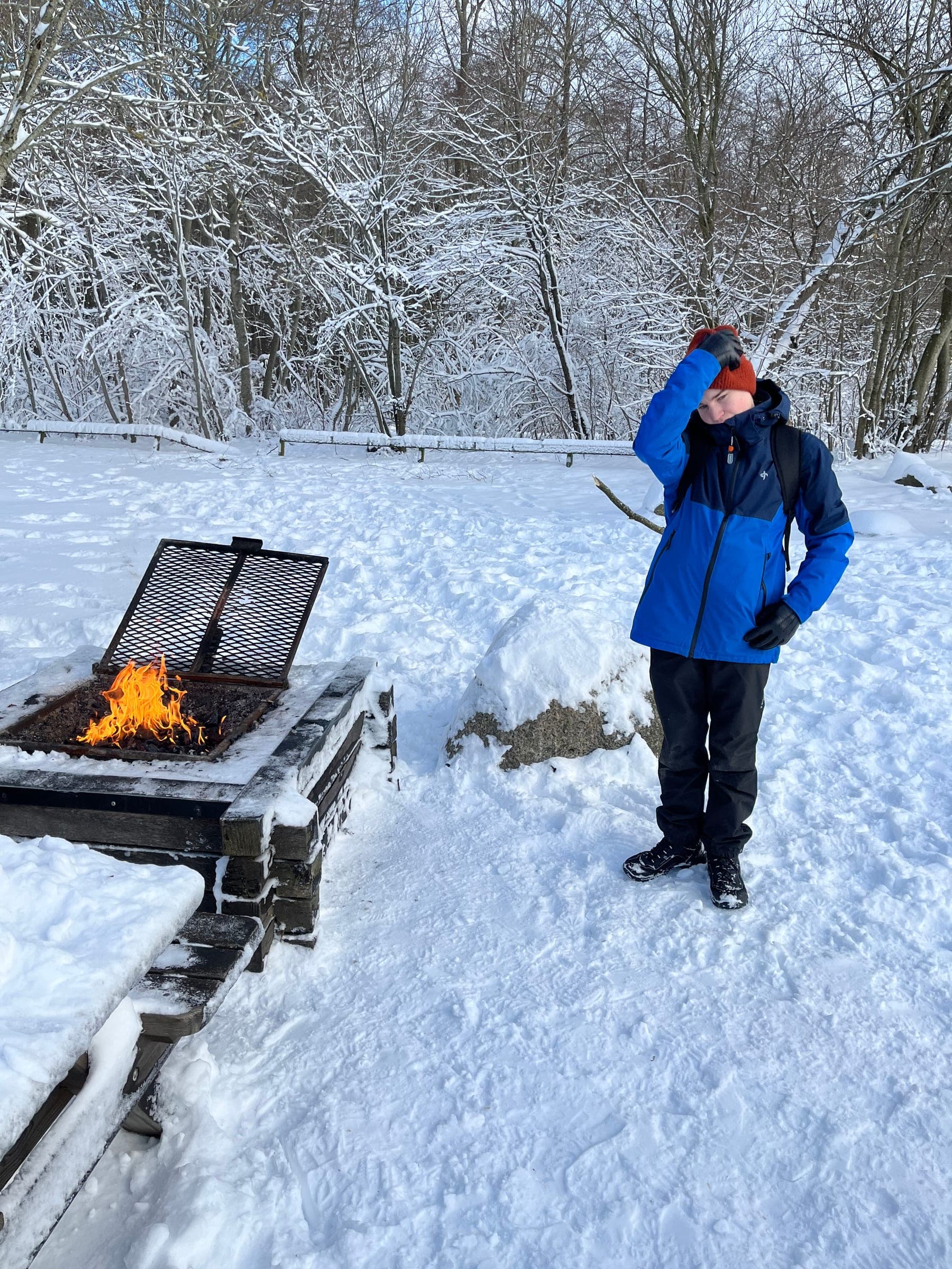 Elev vid grillplats i snölandskap — utomhuspedagogik som del av skolverksamheten på FAMN